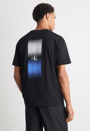 - T-shirt z nadrukiem