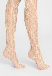 Przezroczyste, beżowe rajstopy rybaczki z kwiatowym wzorem koronkowym, otwarty nosek i teksturowane wykończenie, zakrywające nogi do połowy uda.