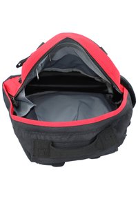 Schwarze Tasche mit rotem Reißverschlussbesatz, die über eine große Öffnung verfügt. Innen ist sie mit grauem Futter und mehreren Fächern für eine organisierte Aufbewahrung ausgestattet.