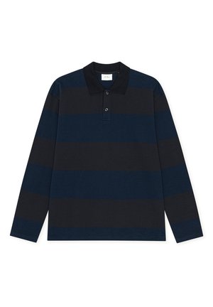 Polo manches longues avec rayures horizontales noires et bleu marine et patte à deux boutons, posé à plat sur fond blanc.