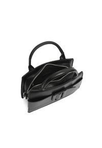 Borsa a mano in pelle nera con un design strutturato, scomparti con zip e base piatta. Presenta un manico corto e un accento con fibbia.
