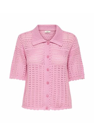 Kortermet rosa heklet cardigan med krage og knapper foran, med et mønstret åpent strikkedesign og bølgete kanter.