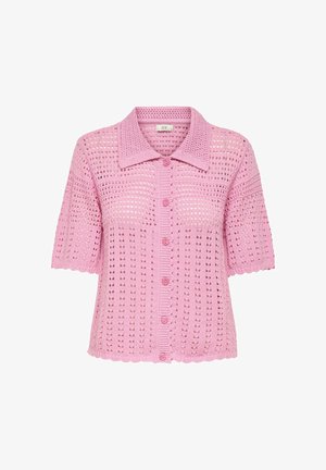 Kortermet rosa heklet cardigan med krage og knapper foran, med et mønstret åpent strikkedesign og bølgete kanter.