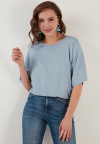 LELA LOOSE FIT - Basic póló - baby blue
