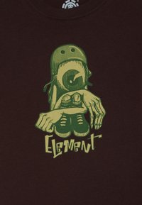 Brązowy bawełniany t-shirt z zielonym graficznym wzorem przedstawiającym postać w hełmie, trzymającą w rękach buty, z napisem "Element" poniżej.