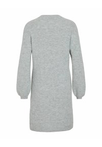 Hellgraues gestricktes Kleid mit langen, gepufften Ärmeln und einer lässigen Passform, das ein strukturiertes Muster und einen runden Ausschnitt aufweist.