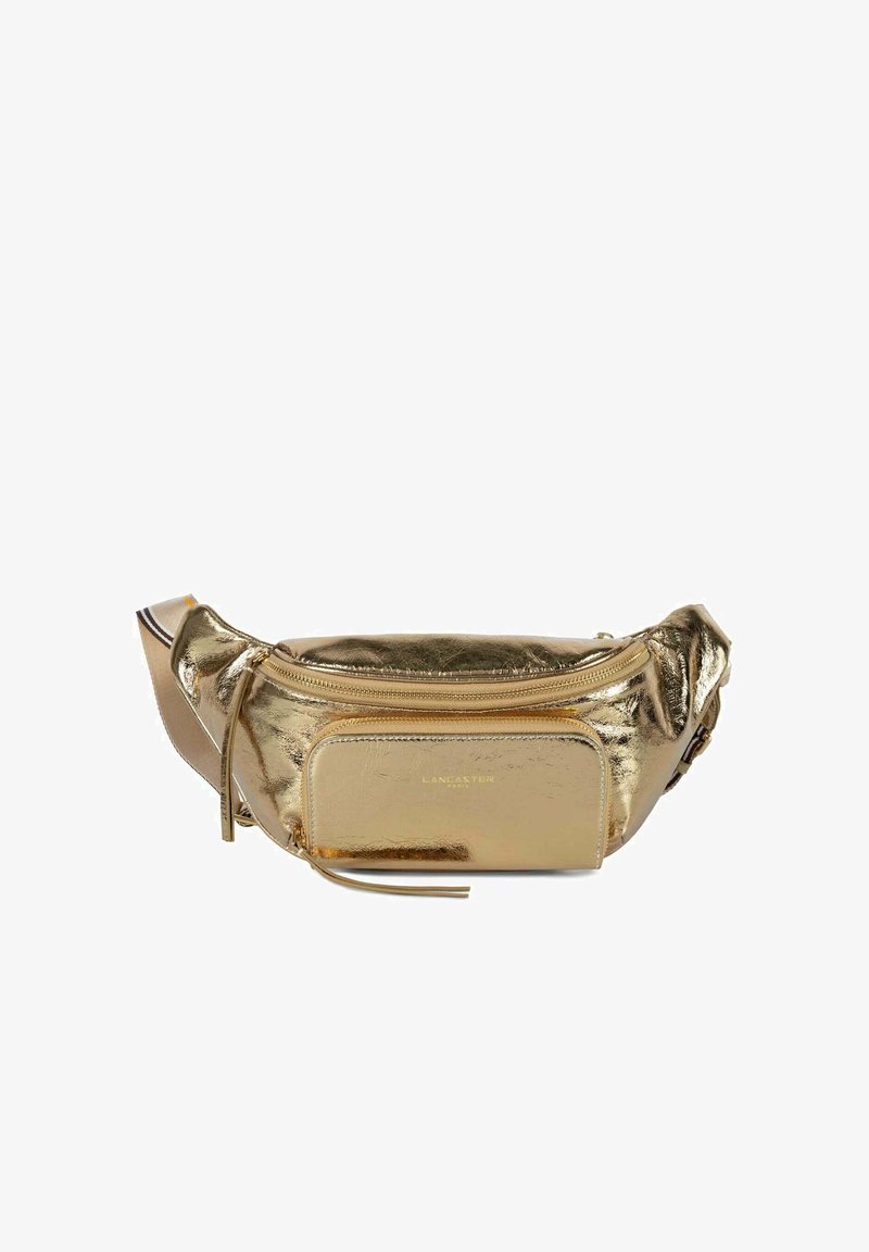 Marsupio in oro metallico con finitura testurizzata, dotato di un vano principale con zip e di una tasca anteriore, marchiato "Lancaster Paris."