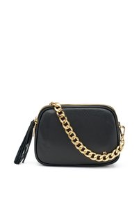 Borsa a tracolla in pelle nera con superficie testurizzata, tracolla in catena dorata, chiusura zip e un nappina decorativa. Design rettangolare compatto.