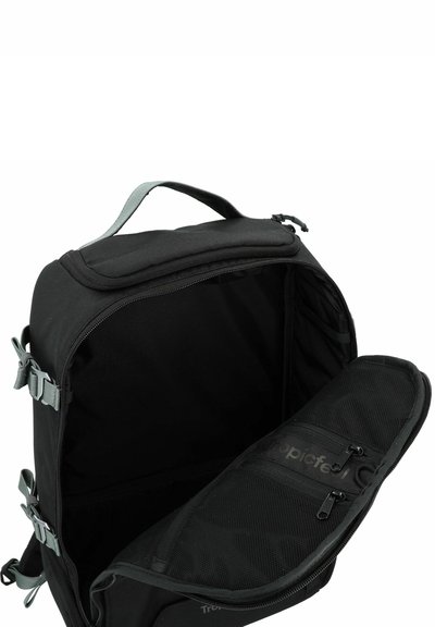 Mochila negra con una parte superior con cremallera, correas ajustables y un compartimento de malla con cremalleras dobles en el lado abierto. El interior es liso.