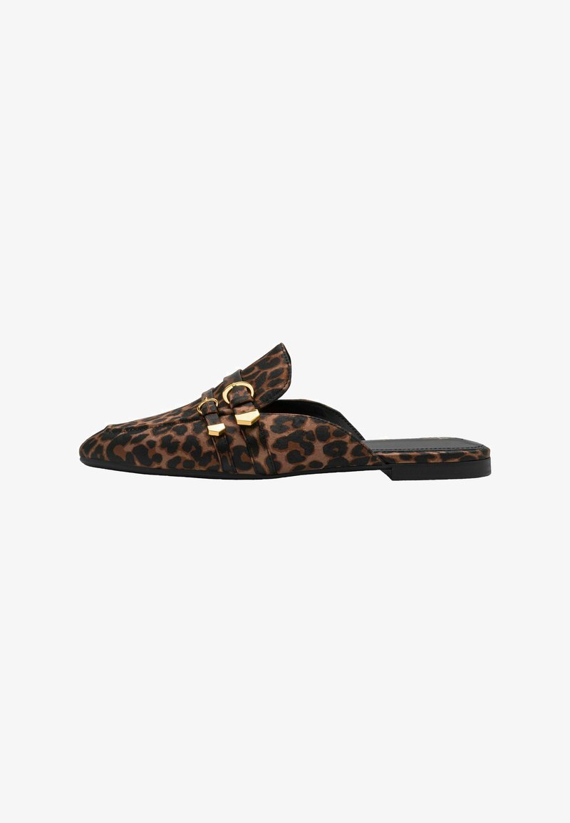 Chaussons mules à imprimé léopard avec une semelle noire, ornés de deux boucles dorées sur le dessus, fabriqués en matériau doux avec un design plat.