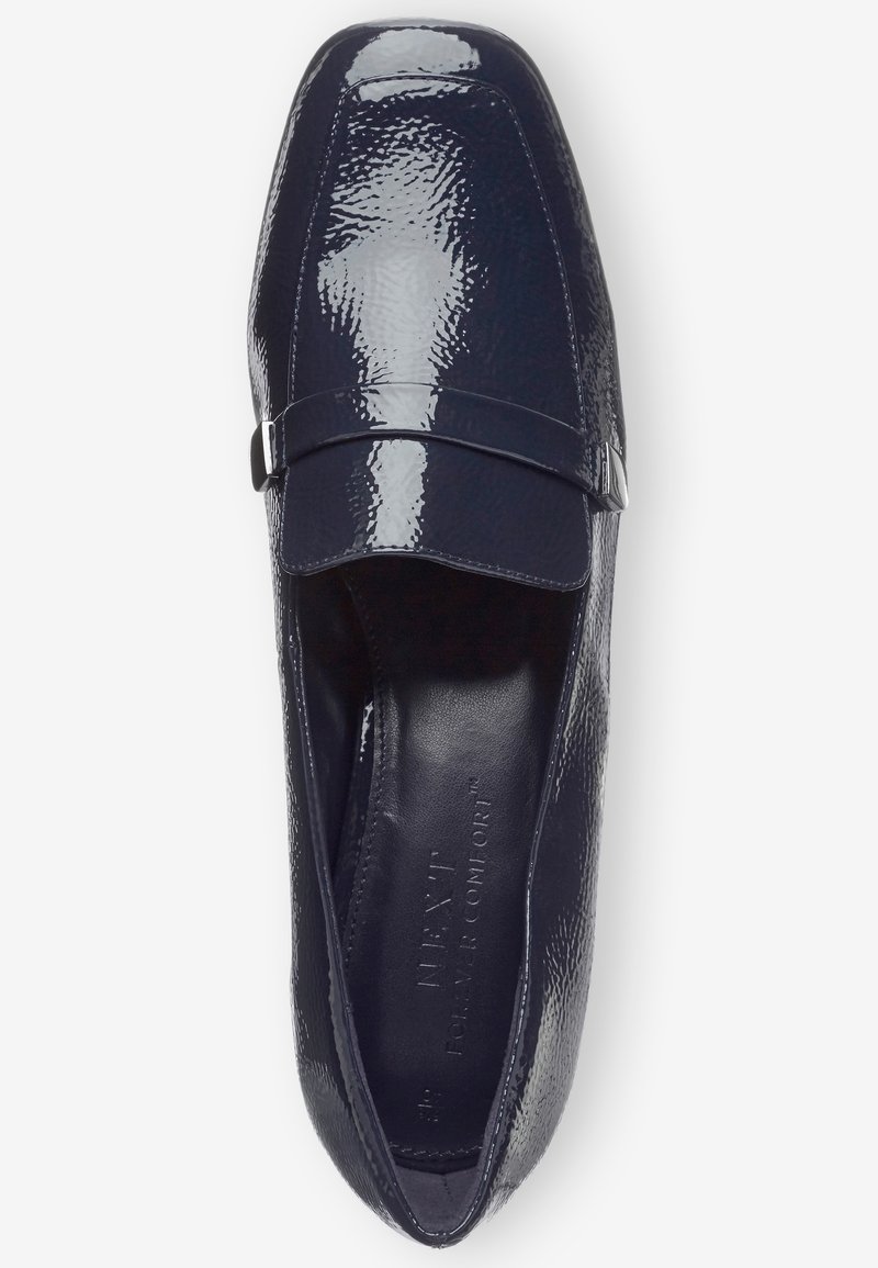 Mocassin en cuir noir brillant à bout carré, bride décorative sur le cou-de-pied et semelle intérieure rembourrée estampillée "Next for Layer Comfort."