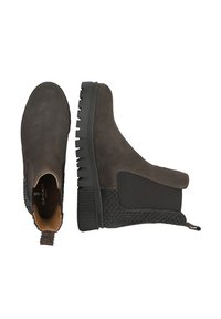 Bruine suedeboots tot de enkel met zwarte elastische panelen, textured zijaccenten en geribbelde rubberen zolen. Voorzien van een trekband voor gemakkelijk aan- en uittrekken.