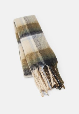 Écharpe en laine pliée avec un motif à carreaux beige, marron, vert et gris et des franges torsadées sur fond blanc.