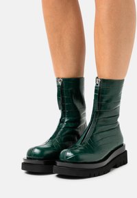 Jeffrey Campbell Botki na platformie