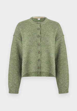 Cardigã verde de malha com decote redondo, ombros caídos e sete botões. Apresenta punhos e bainha canelados, com um design ligeiramente cropped.