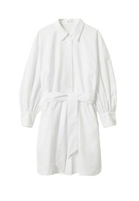 Robe-chemise blanche à manches longues avec boutons sur le devant, poignets froncés, col et ceinture en tissu assorti nouée à la taille.