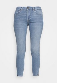 Jeans de mezclilla skinny de un azul claro con cintura alta, que cuentan con cinco bolsillos, cremallera en la parte delantera y un ligero desgastado a lo largo de las piernas y las costuras.