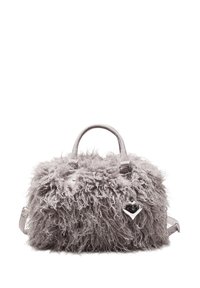 Sac en fourrure gris avec une texture extérieure. Il dispose de doubles poignées, d'une bandoulière amovible et d'un pendentif en forme de cœur.