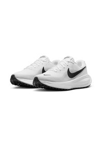 Zapatillas deportivas blancas con parte superior de malla, el logo de Nike en negro y una suela blanca gruesa con una suela exterior negra texturizada. Diseño ligero.