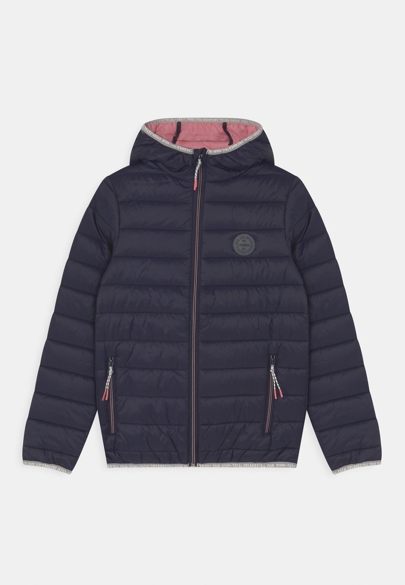 Marineblå pufferjakke med hætte, prydet med horisontale quiltede sektioner, en lyserød foring og lynlåslommer i siderne med kontrasterende træk.