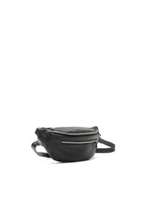 Marsupio in pelle nera con due cerniere, forma arrotondata, superficie testurizzata, cintura regolabile e design minimalista.