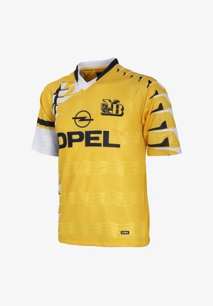 Geel voetbalshirt met een V-hals en korte mouwen. Voorzien van zwarte accenten, een logo, een gestructureerd patroon en sponsorbranding op de voorkant.