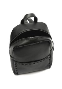 Černý kožený batoh s texturovaným povrchem, dvojitými zipovými oddíly a přední kapsou s hroty.