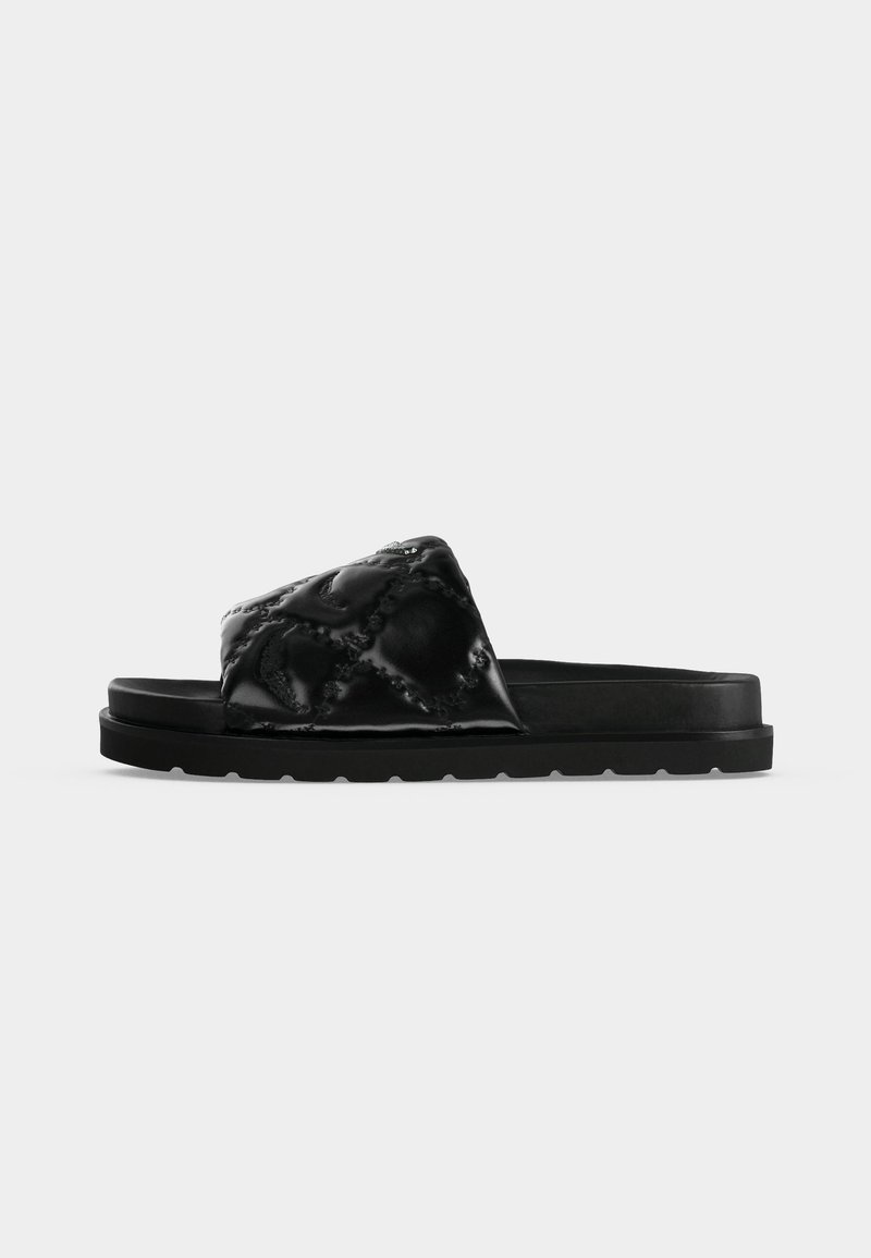 Μαύρο σανδάλι slip-on με χοντρή σόλα και φαρδιά, καπιτονέ λουράκι με διακριτικό ανάγλυφο μοτίβο, εμφανίζεται από το πλάι σε λευκό φόντο.