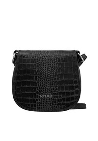 Svart läder crossbody-väska med en strukturerad krokodilsmönster, med en lockstängning och en justerbar silverrem. Rylko-logotypen synlig.