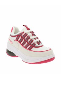 Baskets blanches et roses en mesh et daim, avec un laçage rayé rouge et gris, bout rond et une semelle blanche épaisse avec un accent noir.