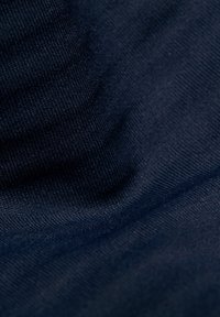 Donkerblauwe stof met een glad, textuurachtig oppervlak, dat fijne, consistente weefpatronen en een subtiele glans toont.