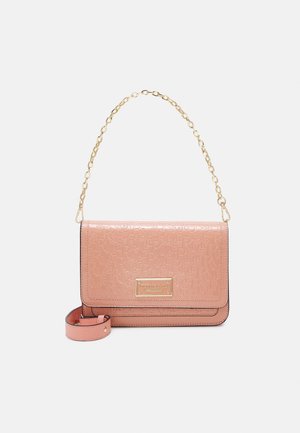 Sac à épaule en simili cuir rose clair avec un design de logo en relief, une chaîne dorée et une sangle de poignet amovible. Forme rectangulaire.