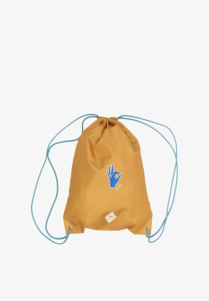 Mochila de cordón hecha de tela color mostaza con un diseño de símbolo de mano azul; cuenta con cuerdas turquesas y una pequeña etiqueta blanca.