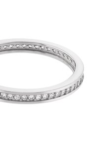 Anneau en argent avec une bande lisse ornée d'une rangée de petites pierres claires, mettant en valeur une finition polie et une forme circulaire.