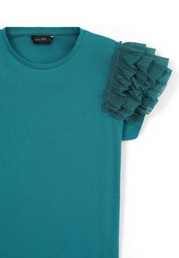 T-shirt turchese realizzato in un tessuto morbido, con scollatura rotonda e una spalla caratterizzata da dettagli a volant sovrapposti.