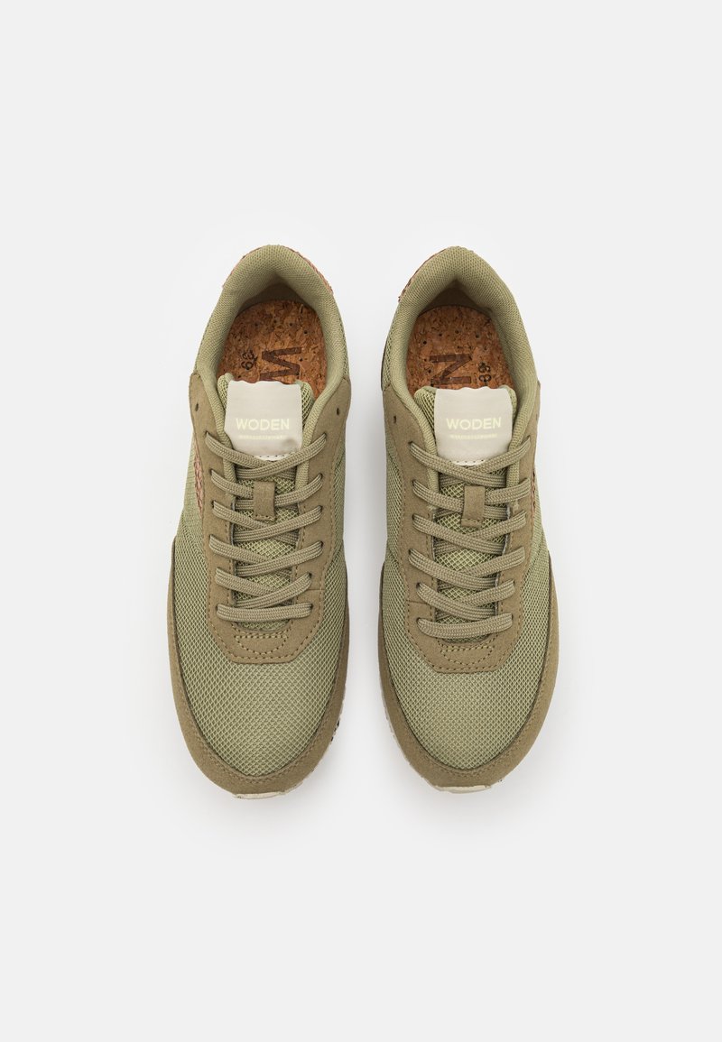Olivgrüne Sneakers aus Mesh und Wildleder, mit einer Korksohle, flachen Schnürsenkeln und einem Logotag an der Zunge.