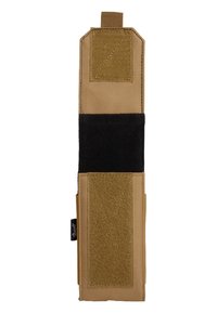 Borsa tattica in tessuto marrone chiaro e nero; presenta accenti in velcro, forma rettangolare e una linguetta superiore per il fissaggio o il trasporto.