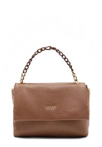 Sac à main en cuir marron avec une finition texturée, une bandoulière en chaîne et cuir, ornée d'un logo doré et d'une fermeture à rabat.