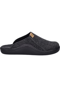 Zapatilla gris de felpa con suela de goma negra, parte trasera abierta y acentos cosidos, que presenta una pequeña etiqueta de cuero en el lateral.