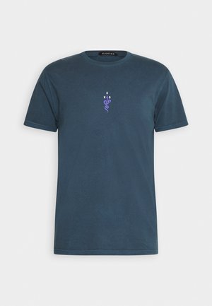 T-shirt bleu foncé à manches courtes avec un petit serpent violet vertical et un logo texte blanc "KAOTIKO" sur la poitrine.