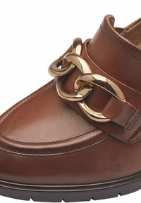 Scarpa in pelle marrone caratterizzata da un dettagli in catena dorata chunky, punta arrotondata e suola in gomma con superficie testurizzata per una migliore aderenza.