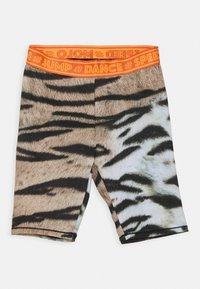 Sportshorts med tigermönster och ett orange elastiskt midjeband med texten: "JUMP # DANCE # SPEED." Materialet har en slät och stretchig känsla.