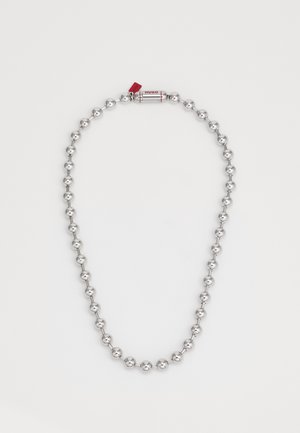 Collier en perles d'argent avec des perles rondes et polies, et un fermoir en métal avec une accent rouge. Design simple et uniformément espacé, chaque perle ayant une forme et une finition uniformes.