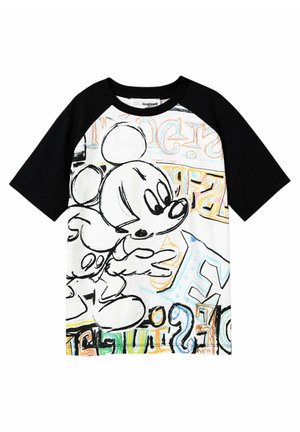 Biała koszulka z czarnymi raglanowymi rękawami, z ilustracją postaci z kreskówki. Projekt zawiera kolorowy, abstrakcyjny tekst i wzory.