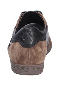 Hnědá semišová bota s černým koženým akcentem na patě. Má strukturovaný povrch a gumovou podrážku s logem "paul green".
