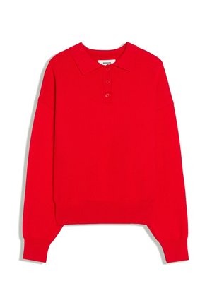 Pull en tricot rouge à manches longues avec col et trois boutons sur la patte de boutonnage avant, poignets et ourlet côtelés.