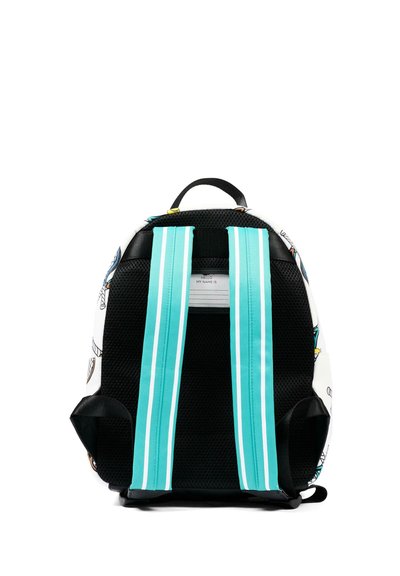 Vue arrière d'un sac à dos avec un rembourrage en maille noire, des bretelles turquoises avec des rayures blanches, et un emplacement pour étiquette de nom visible entre les bretelles.
