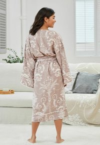 Šviesiai rožinė kimono stiliaus chalatą su sudėtingais baltais gėlių raštais ir plačiomis rankovėmis. Yra atitinkamas diržas liemens aukštyje.