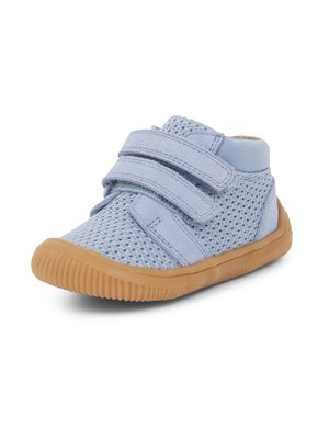 Hellblaue Mesh-Sneaker mit doppelt verstellbaren Klettverschlüssen, Gummisohle und rundem Zehendesign. Verfügt über atmungsaktives Material und strukturierte Akzente.