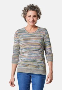 Multicolor gestreifter Strickpullover mit Dreiviertelärmeln, Rundhalsausschnitt und strukturiertem Rippabschluss. Kombiniert mit blauen Jeans.